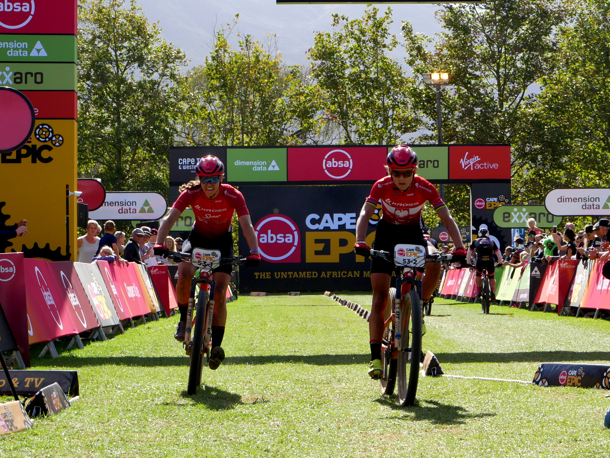 Maja Włoszczowska and Ariane Lüthi on the finish line