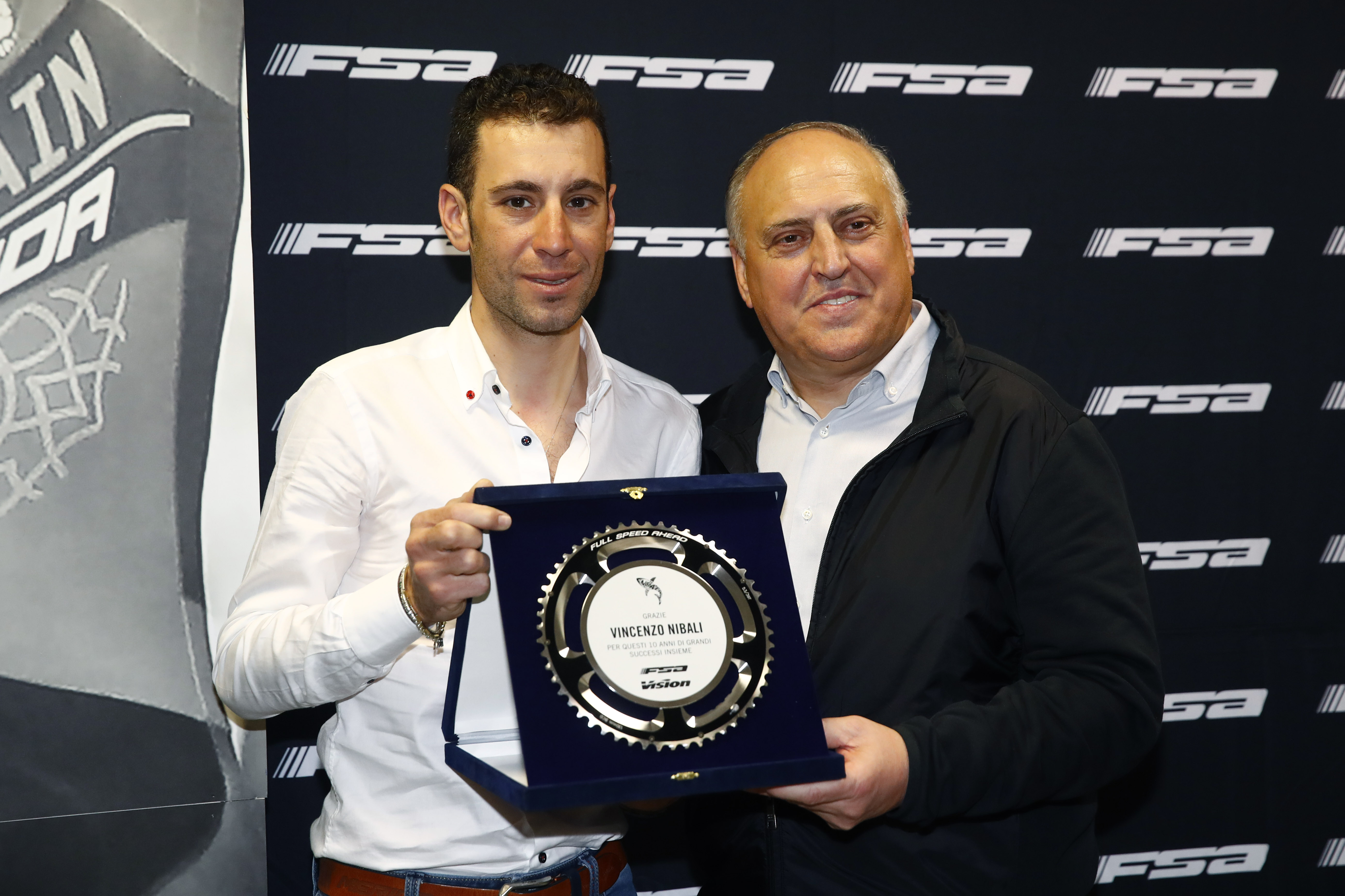 Nibali rewarded by Vice President and Global Marketing Manager of Full Speed ​​Ahead, Claudio Marra. 