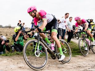 HOW TO DEFEAT THE COBBLESTONES? HERE ARE THE MOST IMPORTANT FSA AND VISION COMPONENTS PROVIDED FOR PRO TEAMS TO CHALLENGE THE PARIS-ROUBAIX.