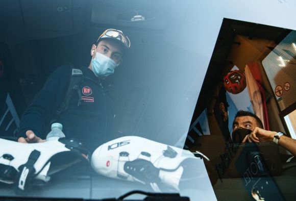 Inside the bus...with the mask! (Ph. Gruber)